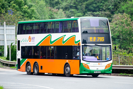 TW8025 @ 793 由 海星 於 將軍澳廣場迴旋處面向寶邑路西行出口梯(將南海灣梯)拍攝