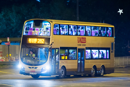 UY9776 @ 282 由 海星 於 獅子山隧道公路右轉大涌橋路面對文化博物館門(曾大屋門)拍攝