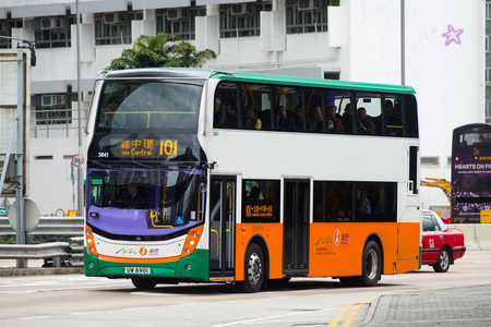 UW6901 @ 101 由 海星 於 太子道東西行面向譽‧港灣門(啟德工業貿易大樓門)拍攝